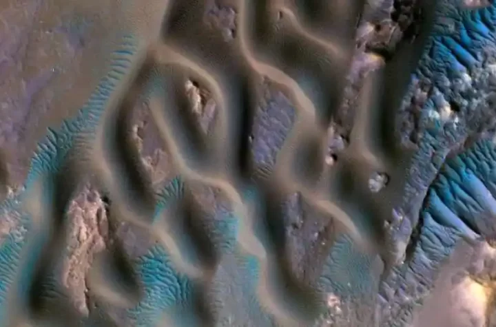 NASA posts beautiful martian image showing 'blue' region of the red planet